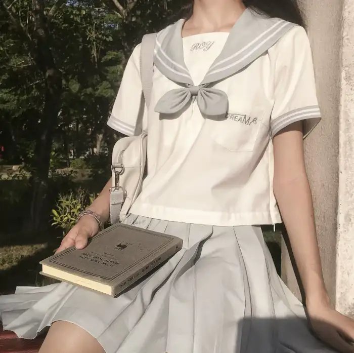 穿黑衣的女孩
